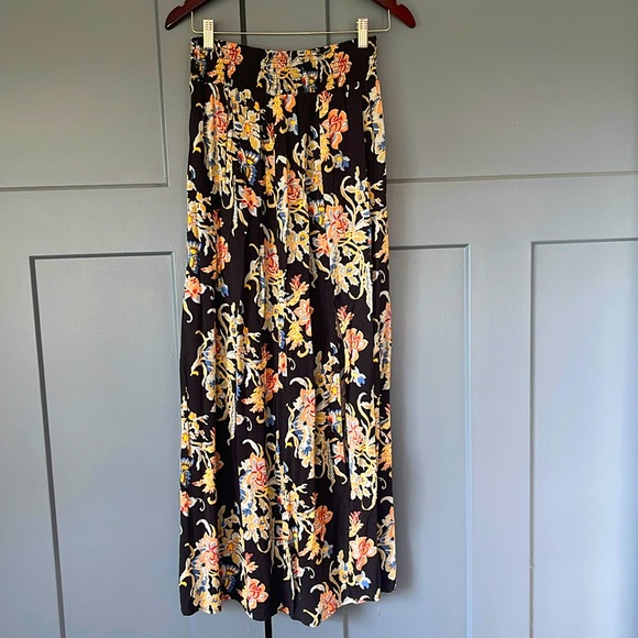 4/$20 Sale! Women’s Large Black Floral Skirt w/ High Slit🌺 - Picture 1 of 4